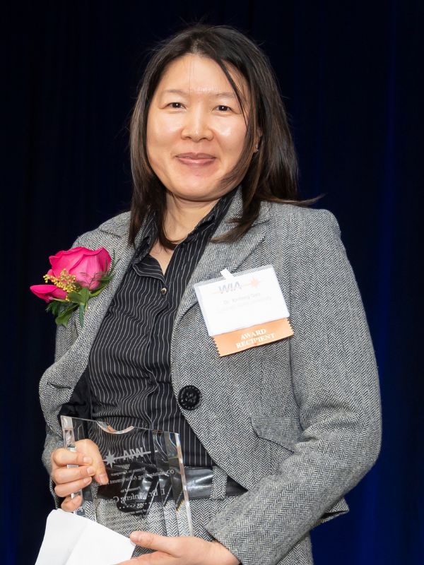 Xinfeng Gao accepts the Outstanding Achievement Award for Women in Aerospace from Ezinne Uzo-Okoro, the Assistant Director for Space Policy at the White House Office of Science and Technology, at the Women in Aerospace Awards Dinner on October 13, 2022.